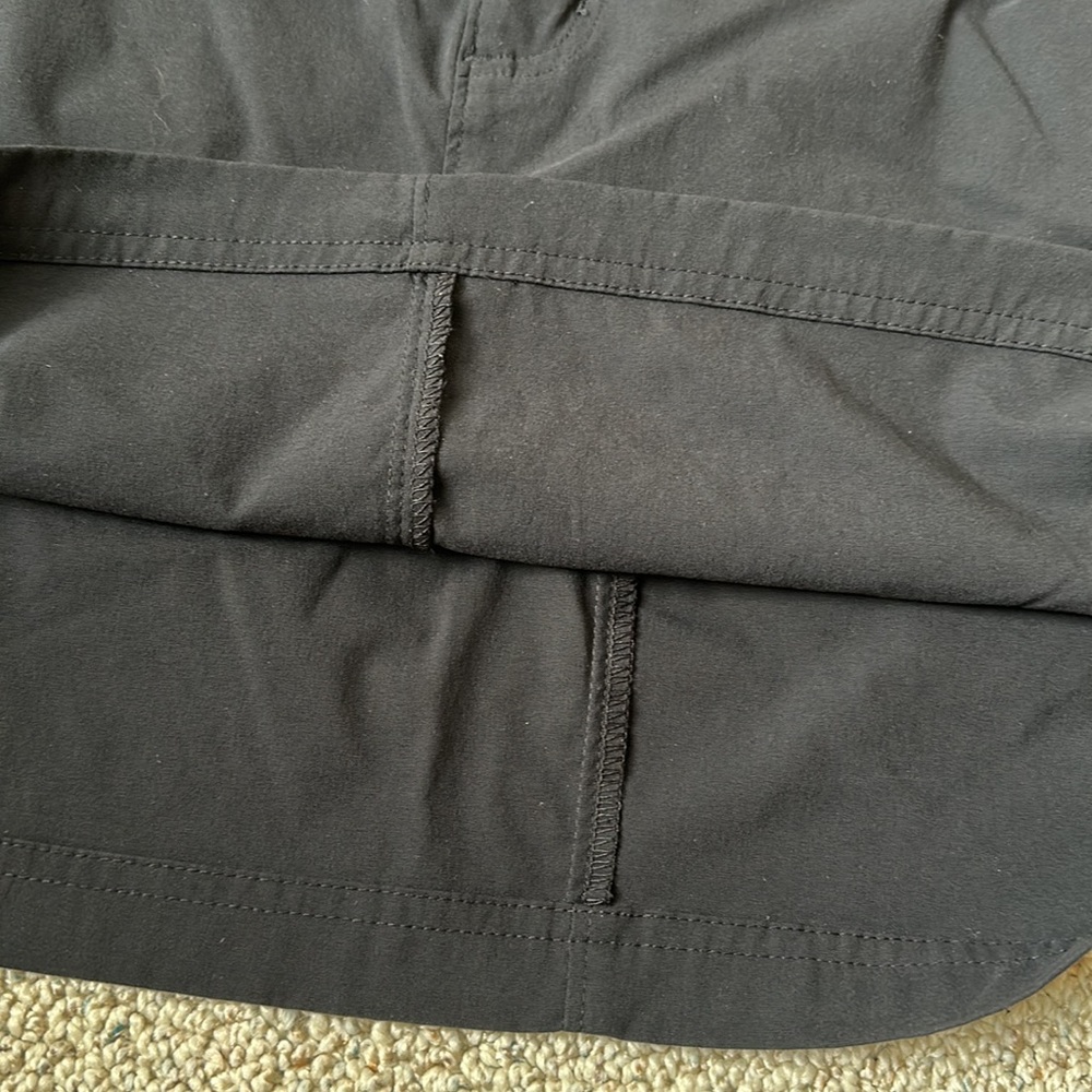 Columbia Size 8 Omni-shield skirt w/ mesh pockets. Great for over bathing suit. - Picture 9 of 9